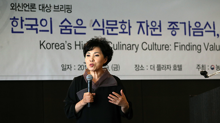 Director-General Han Gwijeong from the National Institute of Agricultural Sciences explains the importance of the recipes from head families during the press briefing held at the Plaza Hotel in Seoul on Oct. 19.